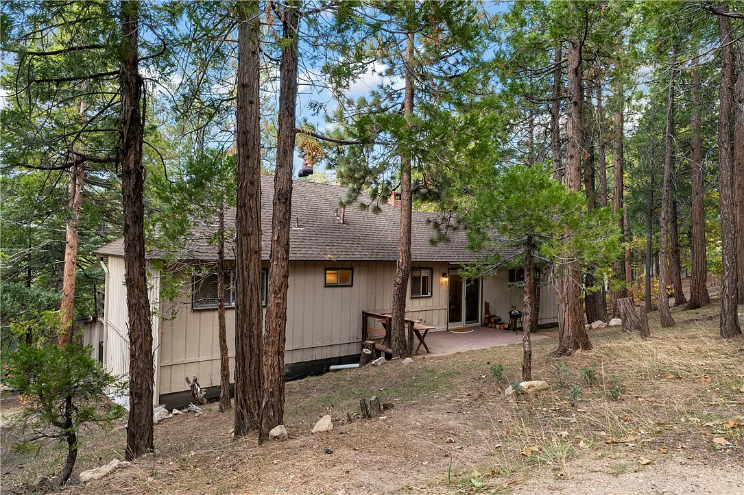 27121 Peninsula Dr, Lake Arrowhead, CA 92352 27121 Peninsula Dr exterior 2.png