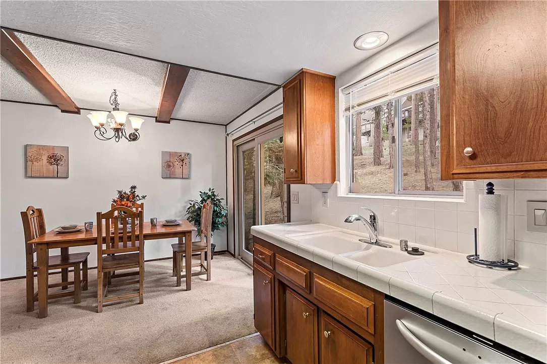 27121 Peninsula Dr, Lake Arrowhead, CA 92352 27121 Peninsula Dr interior 3.png