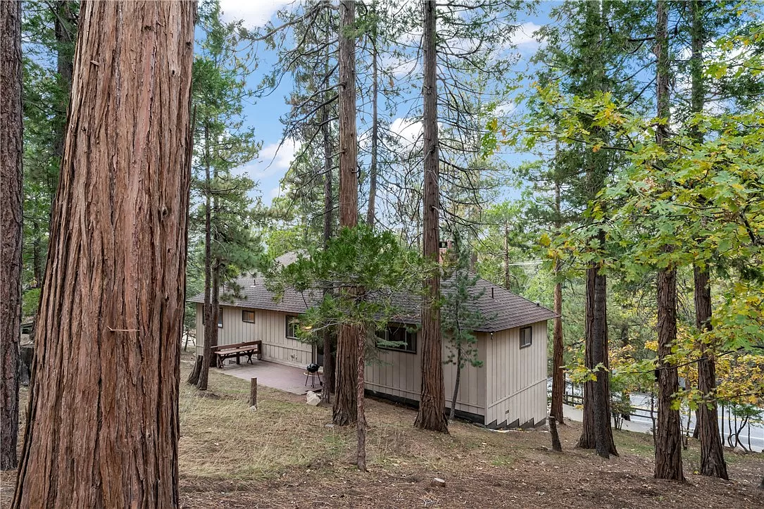 27121 Peninsula Dr, Lake Arrowhead, CA 92352 27121 Peninsula Dr exterior 3.png