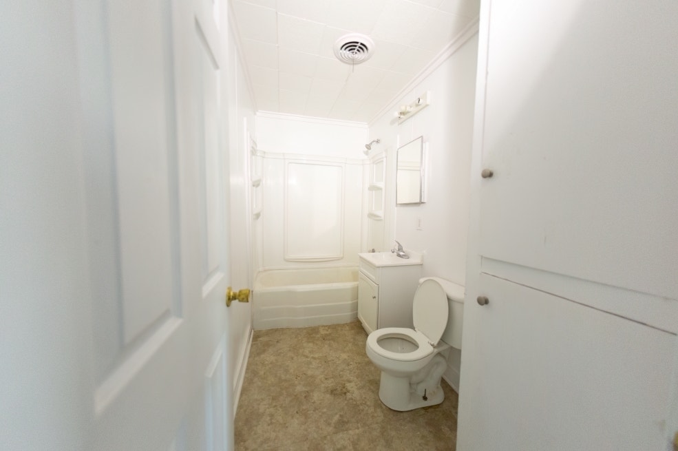404 S Graham St interior 11.jpg